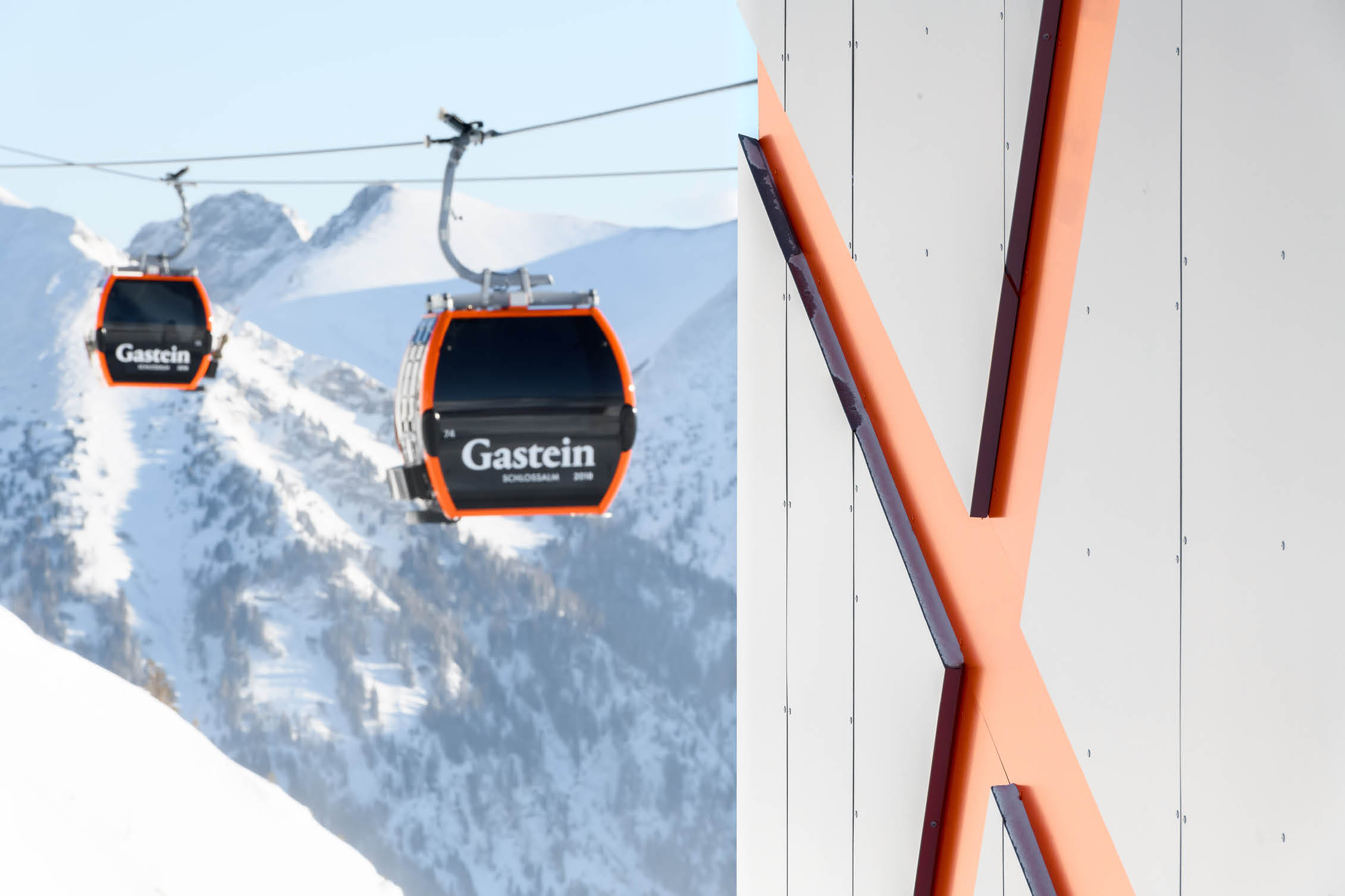 eine Person, die einen Hang hinunter Ski fährt